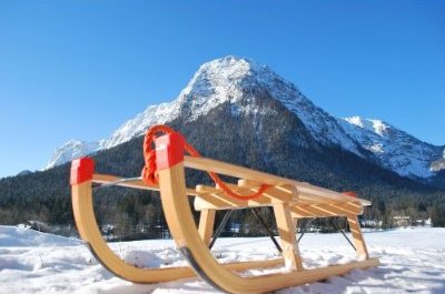 Davos Rodelschlitten Ultrasport® – massiver Hartholzrodel auf der Schneepiste
